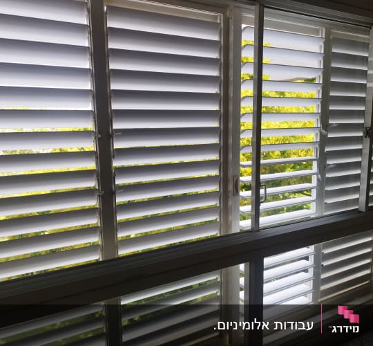 התקנת חלונות אלומיניום עם תריסי שלבים ידניים לבנים